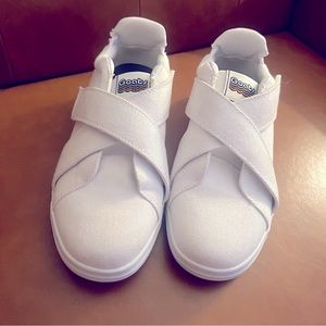 GOATS white sneaker women’s size 8.5